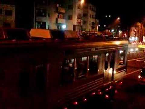環八瀬田交差点を電車が走る