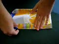 Como doblar un envase de tetrabric para que ocupe menos espacio en el contenedor de plástico.