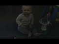 Bebe que se asusta por un pedo (gas, flatulencia. etc).