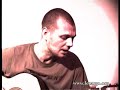 des ann�es apr�s sa sortie little lost soul, de third eye foundation, tourne toujours sur la platine cd.
on a donc suivi de tr�s pr�s la reconversion �lectro-acoustique de matt elliott, d'albums �mouvants en concerts hypnotisants.

rendez vous pris au glaz'art o� matt elliott joue le soir m�me. commen�ant sur une terrasse bien trop bruyante, on se r�fugie dans la petite, et tr�s sombre, salle de projection. matt avouera, apr�s cette 18e session acoustique, ne pas avoir �t� tr�s � l'aise face � la cam�ra... mais cela ne l'empechera pas d'enchainer les morceaux, ni m�me d'essayer de jouer un tout nouveau morceau et surtout, magnifique cadeau, de nous offrir un instrumental au piano. matt elliott nous confiera qu'il n'a jamais ni enregistr�, ni jou� du piano sur sc�ne, mais qu'il joue juste pour son plaisir, chez lui...

merci au glaz'art, � ici d'ailleurs, � matt elliott et ga�lle.
