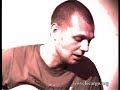 des ann�es apr�s sa sortie little lost soul, de third eye foundation, tourne toujours sur la platine cd.
on a donc suivi de tr�s pr�s la reconversion �lectro-acoustique de matt elliott, d'albums �mouvants en concerts hypnotisants.

rendez vous pris au glaz'art o� matt elliott joue le soir m�me. commen�ant sur une terrasse bien trop bruyante, on se r�fugie dans la petite, et tr�s sombre, salle de projection. matt avouera, apr�s cette 18e session acoustique, ne pas avoir �t� tr�s � l'aise face � la cam�ra... mais cela ne l'empechera pas d'enchainer les morceaux, ni m�me d'essayer de jouer un tout nouveau morceau et surtout, magnifique cadeau, de nous offrir un instrumental au piano. matt elliott nous confiera qu'il n'a jamais ni enregistr�, ni jou� du piano sur sc�ne, mais qu'il joue juste pour son plaisir, chez lui...

merci au glaz'art, � ici d'ailleurs, � matt elliott et ga�lle.