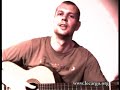 des ann�es apr�s sa sortie little lost soul, de third eye foundation, tourne toujours sur la platine cd.
on a donc suivi de tr�s pr�s la reconversion �lectro-acoustique de matt elliott, d'albums �mouvants en concerts hypnotisants.

rendez vous pris au glaz'art o� matt elliott joue le soir m�me. commen�ant sur une terrasse bien trop bruyante, on se r�fugie dans la petite, et tr�s sombre, salle de projection. matt avouera, apr�s cette 18e session acoustique, ne pas avoir �t� tr�s � l'aise face � la cam�ra... mais cela ne l'empechera pas d'enchainer les morceaux, ni m�me d'essayer de jouer un tout nouveau morceau et surtout, magnifique cadeau, de nous offrir un instrumental au piano. matt elliott nous confiera qu'il n'a jamais ni enregistr�, ni jou� du piano sur sc�ne, mais qu'il joue juste pour son plaisir, chez lui...

merci au glaz'art, � ici d'ailleurs, � matt elliott et ga�lle.