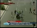 Homem agredido por manifestantes saca arma e dá tiros para o alto