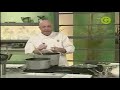 Este es el video de la receta de Pollo al Horno Glaseado con Miel de Maple y Puré de Papa, de Jorge Rausch, esta dividido en tres partes esta es la primera parte AReceta:Pollo al horno glaseado con miel de maple y puré de papa Ingredientes:Estragón picado:  1  cda.Pimienta:    A gustoSal:    A gustoLaurel:  2  HojasJugo de limón:  1  UnidadTomillo:  2  RamasAjo:  2  DientesMantequilla fría :  100  gMiel de maple :  50  ccLimón :  1/2  UnidadPollo:  1  UnidadPuré de papa:Leche :    Cantidad necesariaNuez Moscada:    A gustoCrema de leche :  150  gSal y pimienta blanca :    A gustoMantequilla:  150  gPapa pastusa:  6  UnidadesVerduras baby:Habas frescas peladas:  100  gChicharos dulces congelados :  75  gZanahorias baby:  100  gHabichuelas:  75  gPROCEDIMIENTO:- Mezcle en un bowl la mantequilla con el estragon, sal y jugo de limón. - Coloque dentro del pollo entero las hojas de laurel, las hojas de tomillo, el limón, sal gruesa, los dientes de ajo con piel y machacados, luego separe del lado de la pechuga la mitad de la piel sin quitarla y coloque entre medio la mantequilla con estragon, por ultimo bride el pollo desde la cola hacia las patas y luego las alas. Puré de papas - Pele las papas, córtelas en rodajas y cocínelas partiendo de agua fría con sal hasta que estén tiernas. Incorpore la mantequilla y realice un puré. Verduras baby - En una cacerola con abundante agua hervida con sal blanquee las habas durante 30 segundos, luego retírelas y colóquelas en un bowl con agua helada para cortar la cocción. - Corte las habichuelas en tres partes. - Corte las zanahorias baby en rodajas de forma diagonal. Armado - Pinte el pollo con miel de maple, acomódelo sobre una placa con una rejilla y espolvoree con abundante sal gruesa y pimineta negra. Cocine en horno a 180°C durante aproximadamente 30 a 45 minutos. Terminada la cocción déjelo reposar durante 10 minutos. Coloque los jugos obtenidos del pollo en una cacerola y deje reducir a fuego mínimo. - Quite el hilo del pollo y córtelo en porciones. - Coloque el puré en una cacerola, agregue la crema de leche y la leche, lleve al fuego y mezcle, sazone con sal, pimineta blanca y nuez moscada, mezcle nuevamente para incorporar los sabores. Reserve hasta el momento de utilizarlo. - Blanquee los chicharos dulces junto con las zanahorias y las habichuelas solo unos segundos, luego páselos por agua helada, retire y escurra sobre papel absorbente. Presentación - Sirva en un plato una porción del puré de papas junto con una porción de pollo. - Acompañe con las verduritas baby y salsee con la reducción de los jugos del pollo.Progrma: Las claves de Jorge Rausch