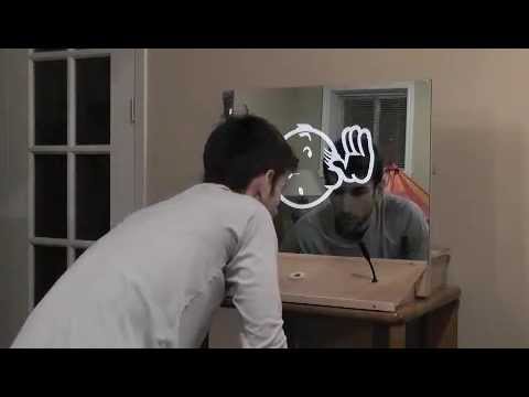 Utilisation calme du miroir magique par un adulte