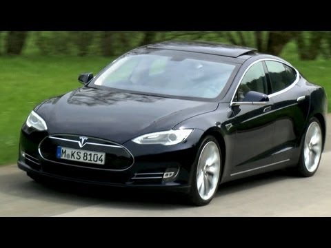 tesla - http://focus.de/videos - Elektroautos sind kleine Öko-Kisten mit null Komfort? Von wegen -- das Tesla Model S ist ein Premium-Kreuzer mit Sportwagen-Performa...