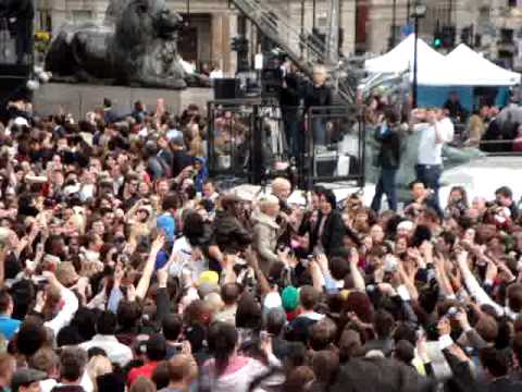 Life's for sharing - Surprise performance by PINK singing her smash hit single