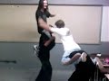 Briga de galo na sala de aula ( jackass )