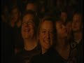 Bap - Wellenreiter 2006 live Original von 1982(Gruppe spielt, Publikum singt)N'abend, Wellenreiter, saach wie jeht et dir ?Höchstens ald ens zweiter oder dritterävver miehßtens nit ens Nummer vierläuvs do pausenlos dä Trends wie 'ne Komparse hingerherecht, dat däät mich öden un zwar schwer.Wie e Wetterfähnche driehßte dich em Wind.Woher dä jraad weht ess dir ejal,de Haupsaach ess, et ess der neuste Windvun dir selvs blieht kaum jet övvrich, nur op dat wat ahnjesaatfährste aff, als bröötste en Schublaad.Wat ess bloß passiert, dat do su mutlos bess,dat ding Power fott ess,dat do dich dermaßen selver opjejovven häss,ratlos römmläuvs wie 'ne Schatten, dä sich kleinmäht wie ne Zwerch,der mir vüürkütt, wie 'ne Ohß vüürm Berch.Hühr ens, Wellenreiter, t'ess nit alles Drisst'süht zwar baal su uss,doch et künnt sinn - dat jenachdem - noch jet ze ändre essnur, wie du jetz bess. pass du dänne janz prima ent Konzeptdie dich su hann wollte - halt als Depp.(Instrumental)WellenreiterGuten Abend, Wellenreiter, sag, wie geht es dir? Höchstens schon mal zweiter oder dritter, aber meistens nicht einmal Nummer vier. Läufst du pausenlos den Trends wie ein Komparse hinterher. Echt, das täte mich öden und zwar schwer. Wie ein Wetterfähnchen drehst du dich im Wind. Woher der gerade weht ist dir egal, die Hauptsache ist, es ist der neueste Wind. Von dir selbst bleibt kaum etwas übrig. Nur auf das, was angesagt ist, fährst du ab als bräuchtest du eine Schublade. Was ist bloß passiert, daß du so mutlos bist, daß deine Power fort ist, daß du dich dermaßen selber aufgegeben hast, ratlos herumläufst wie ein Schatten, der sich klein macht wie ein Zwerg, der mir vorkommt wie ein Ochse vorm Berg? Hör mal, Wellenreiter, es ist nicht alles Scheiße. Es sieht zwar bald so aus, doch es könnte sein, daß - je nachdem - noch etwas zu ändern ist. Nur, wie du jetzt bist, paßt du denen ganz prima ins Konzept, die dich so haben wollten - halt als Depp