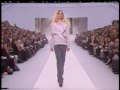 olivier theyskens aux commandes de la maison nina ricci, apr�s le d�part de son pr�d�cesseur lars nilsson, a d�voil� sa vison de la femme ricci. une femme nymphe � la silhouette vaporeuse travaill�e dans des d�grad�s de gris. la plume omnipr�sente dans les cheveux ou sur les v�tements appuie cette sensation de l�g�ret� qui plane sur le d�fil�. les vestes sont d�zipp�es, les minis robes sont fendues dans le dos et les pantalons super �troits (signature intemporelle d'olivier theyskens) lac�s par des rubans. pour le final, le fluo citronn� fait son apparition dans des longs fourreaux, une des sp�cialit�s de ce belge.