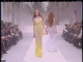 olivier theyskens aux commandes de la maison nina ricci, apr�s le d�part de son pr�d�cesseur lars nilsson, a d�voil� sa vison de la femme ricci. une femme nymphe � la silhouette vaporeuse travaill�e dans des d�grad�s de gris. la plume omnipr�sente dans les cheveux ou sur les v�tements appuie cette sensation de l�g�ret� qui plane sur le d�fil�. les vestes sont d�zipp�es, les minis robes sont fendues dans le dos et les pantalons super �troits (signature intemporelle d'olivier theyskens) lac�s par des rubans. pour le final, le fluo citronn� fait son apparition dans des longs fourreaux, une des sp�cialit�s de ce belge.