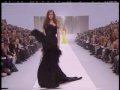 olivier theyskens aux commandes de la maison nina ricci, apr�s le d�part de son pr�d�cesseur lars nilsson, a d�voil� sa vison de la femme ricci. une femme nymphe � la silhouette vaporeuse travaill�e dans des d�grad�s de gris. la plume omnipr�sente dans les cheveux ou sur les v�tements appuie cette sensation de l�g�ret� qui plane sur le d�fil�. les vestes sont d�zipp�es, les minis robes sont fendues dans le dos et les pantalons super �troits (signature intemporelle d'olivier theyskens) lac�s par des rubans. pour le final, le fluo citronn� fait son apparition dans des longs fourreaux, une des sp�cialit�s de ce belge.