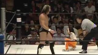 Bé gái 9 tuổi đánh bại nhà vô địch vật tự do :-ss