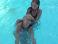 todos en la piscina