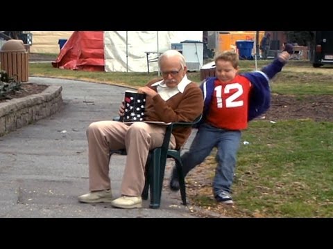 le - Extrait Exclusif du Blu-Ray de BAD GRANDPA de Jackass ! En DVD et Blu-Ray ici ➨ http://bit.ly/1lgrWst ✓ Abonne-toi à Filmsactu sur Youtube : http://bit.ly/19...