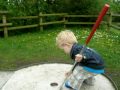 videos de Bas speelt vals bij midgetgolf