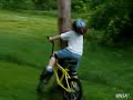 Niño montando bicicleta choca contra árbol