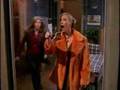 FRIENDS (phoebe se asombra por la ventana)