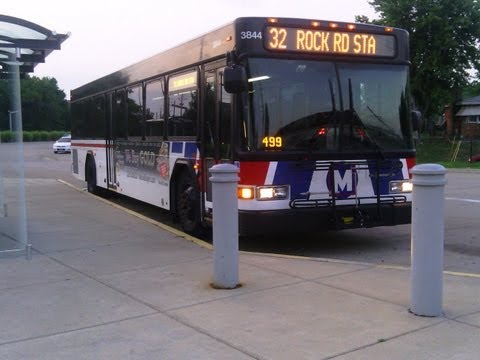 low floor - St. Louis Metro Transit's 2011 40 foot Gillig Low Floor #3844 Route #57 Maplewood-Wildwood Welcome Aboard the #57 Bus from Maplewood Metrolink Station in St....