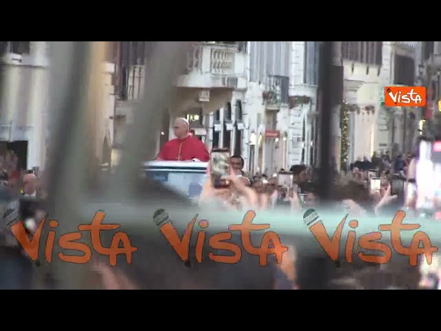 Papa Leone XIV lascia Piazza Mignanello in papamobile dopo l'omaggio all'Immacolata