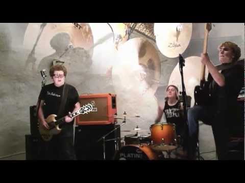 4 ohm - Marc, Mike und Alex, das sind die drei Jungs von 4 Ohm aus der Stadt Marburg. Vor mehr als einem halben Jahrzehnt wurde die Band unter anderem Namen erschaff...