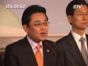 언론장악에 권력기관 총동원된, KBS대책회의민주당 소속 방통위 의원들은 기자회견을 열고 이명박 정부의 언론장악 음모를 규탄했다.전병헌 의원은 이 자리에서 지난 8월17일 KBS 대책회의에 앞서 8월11일에 KBS 장악을 위한 유사대책회의가 열렸다고 말하고, 그 자리에 최시중 방통위원장과 국정원 국내담당 차장 한나라당 나경원 정조위원장, 이동관 대변인 등이 배석하여 언론장악을 위해 권력기관이 총동원된 공안정국이라고 말했다.특히, 방송과 무관한 국정원과 청와대의 개입에 경악을 금치 못한다면서, 이 정권은 방송을 권력의 시녀로 전락시켰다고 비난했다.【임창용 news@stv.or.kr】