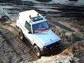 Jeep Rocky terreinwagen offroad aan het spelen Jeep Rocky terreinwagen offroad aan het spelen