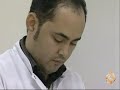 تقرير : محمد فاضلتاريخ بث التقرير : 3/11/2008 أدخلت المكتبة المغربية بالرباط مختبراً حديثاً لصيانة وترميم المخطوطات القديمة التي أصبحت مهددة بالاندثار. وقد مكّن هذا المختبر من ترميم آلاف المخطوطات النادرة، ووضعها تحت تصرف الباحثين والقراء. ووضعت المكتبة مخزونها من الكتب النادرة و المخطوطات على/ الميكروفيلم/، لحفظه وتمكين أكبر عدد من الزوار من الاطلاع عليه عبر القارئ الآلي.