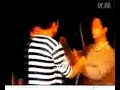 梁焕枝古劳咏春在广州永春拳会表演，古劳对现代搏击术，圈手训练。古劳咏春拳溯源   　　永春白鹤拳的平马更与古劳咏春拳之二字拑羊马一样：两脚开立与肩同宽或稍宽于肩，脚尖朝正前方，两膝微屈，重心置于两脚之间。要点：两脚要在同一条横线上，敛臀，收腹，两脚后跟和脚趾要抓地，俗称要四点金落地。古拳谱谓：内腿收起，外腿放落。即要求大腿内侧肌肉要紧张收提，而大腿外侧肌肉有意识地向下松沉。  　　总之，永春白鹤拳与古劳咏春拳在文字记录上要点基本相同，不同之处是永春白鹤拳有较完整的古拳谱史料记载，而古劳咏春拳的古拳谱多已在20世纪60年代西江大堤古劳围决堤时毁掉，现存的仅是根据老一辈拳师的口传身授的总结记录。但两者均源于福建南少林。  　　　永春拳与咏春拳  　　　有些人就永、咏、咏一笔之差大谈一通，相互攻击。其实本是同根生，相煎何太急（注：这里的同根是指南少林）。番禺永春一门人就提出永春、咏春、咏春本是一家之说。但是，笔者在查阅资料时发现，《中国武术词语手册》中分别记载了永春拳和咏春拳，以下内容只作介绍，并非本人意见。  　　咏春拳——咏春拳相传为福建咏春所创造。严咏春为武林隐师严四的女儿，她吸收了福建永春拳方七娘的白鹤派中的拳技和宗鹤拳、福建少林拳技等，结合蛇鹤相斗的特点而融汇创编出咏春拳。后因迁居于广东南雄县，故传此拳于广东。此拳现流行于广州、肇庆、顺德、鹤山等地。此拳根据长手能运气、短手能自保的原理，以短桥窄马、擅发短劲为主要特点，以拳、桥、膀、指、掌和吞、吐、浮、沉及二字拑羊马为手、身、步法的标志。其进功分三阶段，第一阶段练习咏春气功（肾气归元）；第二羊段练习十二个老式，即子午拳（穿心捶）、独龙拳、偏身拳，箭拳、外廉手、内廉手、外搭、内搭、外耕手、内耕手、三品掌、扑翼掌。另有小念头、沉桥、标指三套基本拳法；第三阶段练习学 手、练知觉。最后学习三拳各式散手总合，即一百零八点木人桩法。咏春拳动作灵敏快速，以静制动；柔化刚发，刚柔并济；富于攻防，着重实用。  　　永春拳——永春拳因福建泉州少林寺永春殿内传习南派拳法而得名，全称为永春派少林拳。传说方世玉的师弟胡惠乾曾在永春殿练功，后传此拳于广东民间。永春拳的内容有花拳（由平拳、梅花八卦、佛掌等三套拳组成）、八式单打、连环扣打、桩拳、木人桩法等。其器械主要是六点半棍。  　　以上有关咏春拳的起源，与广州陈君翎先生在《咏春拳经》中介绍的相同：咏春拳开山祖师梁（严）博涛自福建入粤，定居广东南雄陈庄，得庄中乡绅陈宝鑫兄弟热忱接济。梁博涛感激不已，遂在陈庄开馆授徒。至今，粤北南雄仍有人操练咏春拳。据说，古劳咏春拳中流传的咏春派跌打点穴秘笈就是来自于粤北南雄。  　　之后，梁博涛只身到广州，在广州西关传授咏春拳。当时梁博涛主要传授的有红船梨园弟子黄华宝、梁二娣、大花面锦、高佬忠一干人等。这是梁博涛在广州教授的第一代门徒，日后这些门徒均开枝散叶，形成生生不息、百川归海的咏春流派。如黄华宝把咏春拳传授给佛山人梁赞（实则是世居佛山的广东鹤山古劳人氏），成就了一代咏春拳王佛山赞先生。故此，形成以下流传路线：  　　1.黄华宝→梁赞  　　2.大花面锦→冯少青  　　3.高佬忠→女婿肖丽辛→李文茂  　　在上面三条传授路线中，笔者只谈第一、三两条路线。在第一条传授路线中，黄华宝和梁赞均为广东鹤山古劳人，黄华宝祖居何地，具体情况尚未查证（应为古劳围墩水乡）。梁赞则祖居古劳镇龙溪乡（今古劳圩）东便村。梁家当时家境富有，在本村可谓富裕门弟。梁家小院中原有三间平房及一间梁氏祠堂，据说建于150年前。现存两间平房及梁氏祠堂，至今屋梁下还有精美图案。另一间平房已改建。梁赞是一位念旧的人，每逢回乡过春节及清明拜祖，总住上一段时间，故在家乡传下了几位弟子，如梁大妹、梁婵、黄华三、易英、肥仔照等。在梁家后人中，至今最年长的是梁四（梁赞之侄孙）。