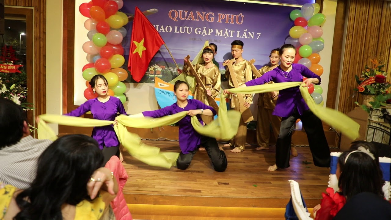 HÁT MÚA CHÀO MỪNG GẶP MẶT HỘI ĐH QUANG PHÚ CHLB ĐỨC