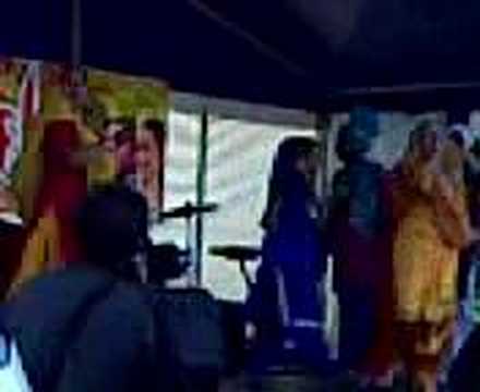 more Giddha at Waltham Forest mela 2007