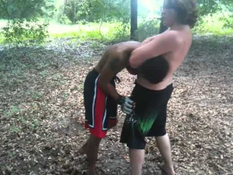 amatuer - jiggy (AM MMA) fights levi (PRO MMA) jiggy is the one with long hair levi is the one with short hair ROUND 1.