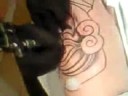 Sun tattoo : Tatouage au molet Tiki ( 2nde partie )