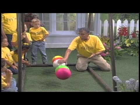 Ben Roy Demonstrate's the Newtonian Cradle - Go Science DVD