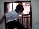 nico trepando la puerta nico trepando la puerta