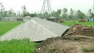 Bangladeş'te kuvvetli rüzgar can aldı