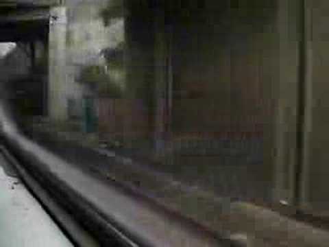 港鐵列車 ( MLR ) 駛進港鐵馬場站