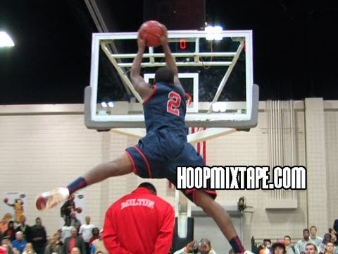 Shaquille Johnson Destroys Competition At Dunk Contest