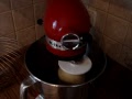 Hefeteig knetet in der Küchenmaschine