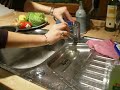 Schon doof, wenn der Wasserhahn abbricht...aber dann muss man eben imprvisieren! Was nicht heißt dass das dann auch so gut klappt :DHallo Überschwemmung xD