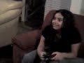 Floka jogando um playstation II