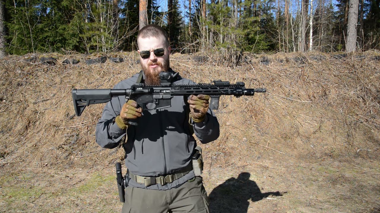 AR-15 kiväärin lataaminen