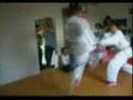 exame de karate pegando a faixa amarela