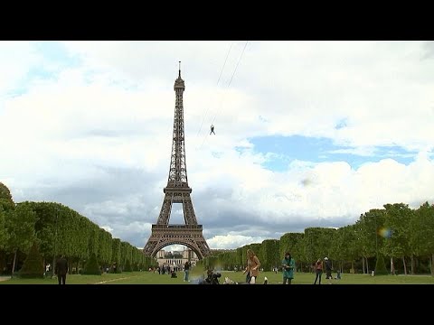 Eiffelturm: Mit der Seilrutsche hinunter