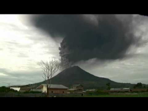 Testigos muestran la erupción de un volcán en Sumatra