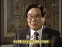 2003.05.17 KBS 역사스페셜박정희 천도계획 천년을 내다본 장기프로젝트였다!1979년 박정희 대통령 사후, 대통령 집무실을 정리하러 들어간 수석비서관들에 의해 발견된 두권의 비밀보고서. 행정수도건설을 위한 백지계획 2000년대의 국토구상. 25년간 극비에 묻혀있던 보고서의 내용을 파헤친다.노무현 대통령의 핵심공약인 행정수도이전계획은 이미 1970년대에 시행 바로 전까지 진행되었던 내용이다. 박정희 대통령은 단계별 장기계획을 세워 신행정수도 건설을 진행시켰었다. 당시 서울은 폭발적인 인구집중현상으로 수많은 문제를 야기하고 있었고 뿐만 아니라 휴전선과도 근접한 위치에 있어 북한과의 대치상황에서 안보문제와도 직결돼 있었다. 그렇다면 새 행정수도로서의 면모를 갖춘 지역은 과연 어디였을까?신수도의 최종후보지로 꼽혔던 곳는 충청도 조치원에서 공주시에 걸친 장기지역.배산임수지형에 한반도 중심에 위치, 게다가 서울과 닮은꼴의 장기지역은 행정수도로서의 조건을 두루 갖추고 있었다. 그러나 국민의 동요와 부동산 투기 등의 부작용을 염려하여 신행정수도 입지장소는 철저히 비밀에 부쳐져 진행되었고 수도이전을 계기로 전국토의 균형발전 -국토재편계획- 까지 확대시켜 나갔다. 효율적인 국토활용을 밑받침으로 선진국으로 도약을 꿈꾸었던 박대통령은 행정수도 건설이후인 96년, 올림픽까지 치르려고 하였다. 경기장과 선수촌을 포함한 올림픽지구의 윤곽이 뚜렷하게 명기되어 있는 종합계획도는 신수도 건설의 역사적 대사업을 말해주고 있었다.그러나 새수도 건설의 시행을 목전에 두었던 그때 실행만을 남겨두고 이 계획은 무산되어 버린다. 최종단계까지 온 백지계획이 묻혀버린 까닭은 무엇일까?이번주 역사스페셜 특명! 수도를 이전하라- 행정수도이전을 위한 백지계획에서는 박정희가 꿈꾸었던 대업 행정수도 건설계획과 이미 25년 전에 구체적으로 드러났던 수도이전계획을 밝혀본다.