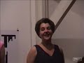 ici on danse,mais on chante aussi.notamment avec la p�tillante selima al khalaf.
�l�ve de l'�cole du cirque annie fratellini,selima a d�couvert que la voix peut devenir un formidable outil d'assurance de soi.

c'est ce qu'elle transmet aujourd'hui � ses �l�ves.doublement form�e � l'�cole du showbiz et du conservatoire selima s'�chappe du lyrique,trop �triqu� � son go�t,pour privil�gier une sorte de cri sublim�.tr�s dense le cours de selima s'articule autour de donner et recevoir.

du professeur � l'�l�ve,mais aussi entre les �l�ves qui travaillant en petits groupes.sortir sa voix,c'est la faire entendre aux autres.en partant du principe que les cordes vocales sont des muscles qu'il faut entra�ner,on vocalise,on pousse son expiration en se courbant les fesses sur les talons.en souplesse,'' ce n'est pas un cours de gym!

''le son s'amplifie,l'�motion monte jusqu'au bonheur de chanter.sur tout les registres du plaisir:une petite jeune fille timide ose l'ambitieux newyork- newyork de liza minelli ;un jeune homme se d�couvre apr�s plusieurs mois une authentique voix de haute contre et pr�pare le conservatoire.

 

centre de danse du marais

41, rue du temple
75004paris
metro: hotel de ville ou rambuto
tel/06 20 36 09 60