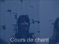 ici on danse,mais on chante aussi.notamment avec la p�tillante selima al khalaf.
�l�ve de l'�cole du cirque annie fratellini,selima a d�couvert que la voix peut devenir un formidable outil d'assurance de soi.

c'est ce qu'elle transmet aujourd'hui � ses �l�ves.doublement form�e � l'�cole du showbiz et du conservatoire selima s'�chappe du lyrique,trop �triqu� � son go�t,pour privil�gier une sorte de cri sublim�.tr�s dense le cours de selima s'articule autour de donner et recevoir.

du professeur � l'�l�ve,mais aussi entre les �l�ves qui travaillant en petits groupes.sortir sa voix,c'est la faire entendre aux autres.en partant du principe que les cordes vocales sont des muscles qu'il faut entra�ner,on vocalise,on pousse son expiration en se courbant les fesses sur les talons.en souplesse,'' ce n'est pas un cours de gym!

''le son s'amplifie,l'�motion monte jusqu'au bonheur de chanter.sur tout les registres du plaisir:une petite jeune fille timide ose l'ambitieux newyork- newyork de liza minelli ;un jeune homme se d�couvre apr�s plusieurs mois une authentique voix de haute contre et pr�pare le conservatoire.

 

centre de danse du marais

41, rue du temple
75004paris
metro: hotel de ville ou rambuto
tel/06 20 36 09 60