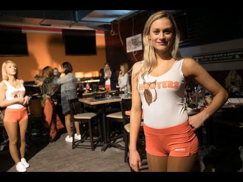 Vorsicht, hei! Das Hooters erffnet auf dem Hambur ...