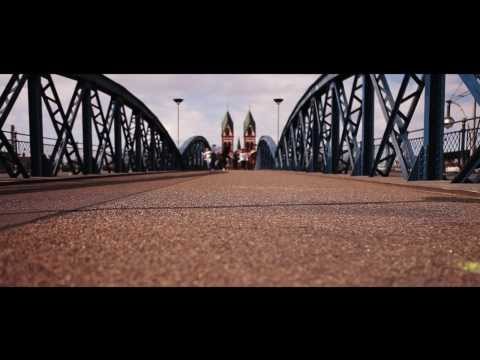 Edition - Die Musikrechte liegen beim Künstler. LEGAL downloaden könnt Ihr diesen super Song hier: https://itunes.apple.com/artist/pharrell-williams/id14934728 Hinterg...
